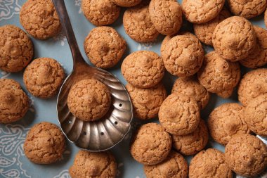 kaşık ile kurabiye amaretti yığını - geleneksel İtalyan pastası - yakın çekim