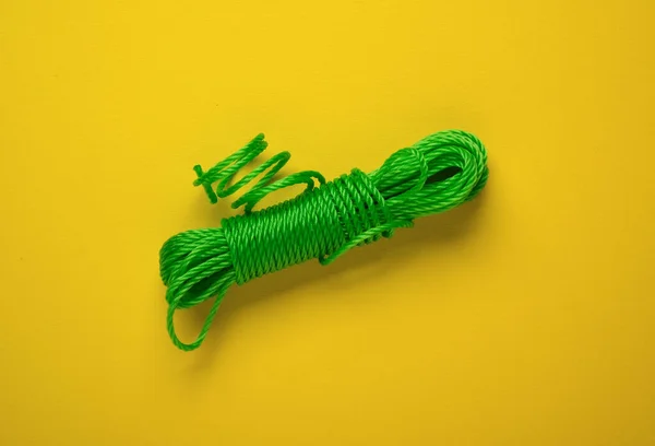Nylon Kötél Zöld Színű Sárga Háttér Elszigetelt Közelkép — Stock Fotó