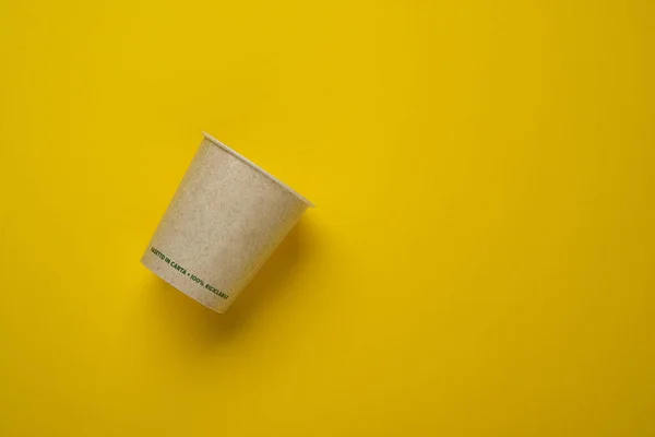 Újrahasznosítható Papír Csésze Sárga Háttér Elszigetelt Closeup — Stock Fotó