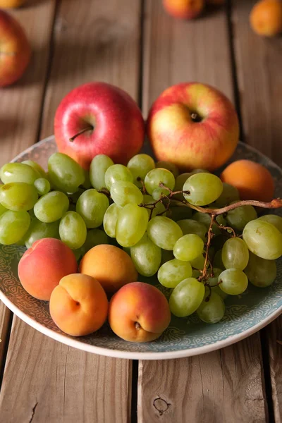 木製のテーブルの上の果物の盛り合わせ クローズアップ — ストック写真