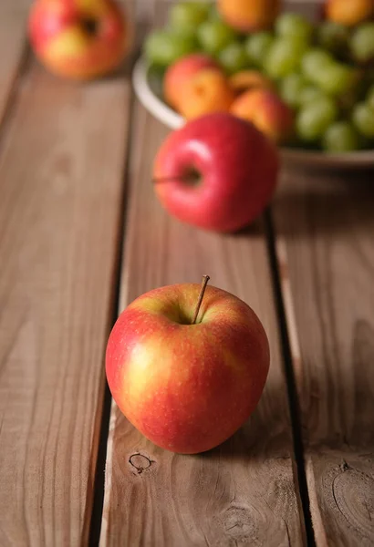 木製のテーブルの上の果物の盛り合わせ クローズアップ — ストック写真