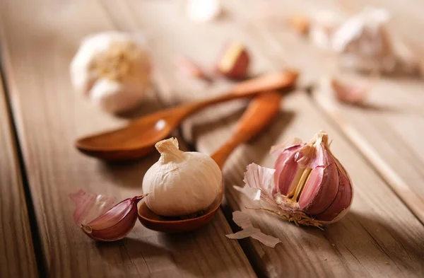 Red Garlic Sicily Wooden Table Closeup — Stock Photo, Image