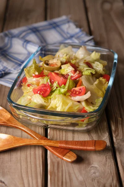 Salat Aus Salat Tomaten Und Oliven Nahaufnahme — Stockfoto