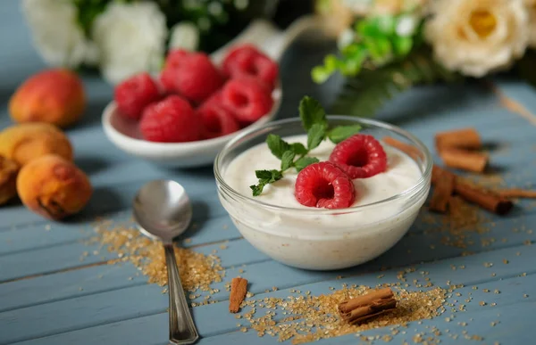 Raspberry Yogurt Glass Bowl Closeup — Stock Photo, Image