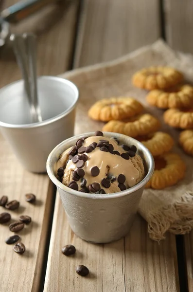 アルミカップの中のコーヒーアイスクリーム クローズアップ — ストック写真
