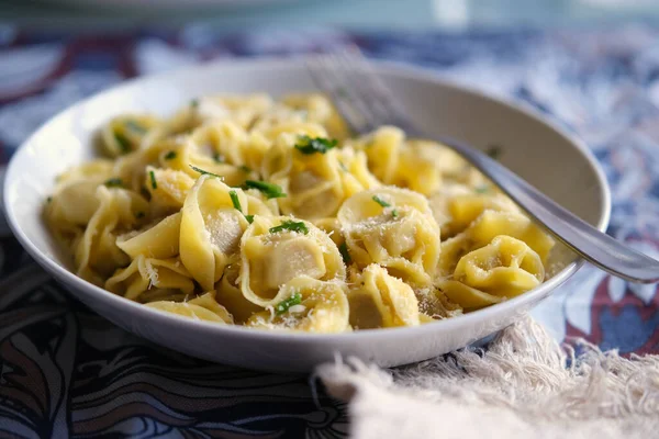Świeże Domowe Tortellini Parmezanem Włoskie Jedzenie Zbliżenie Zdjęcie Stockowe