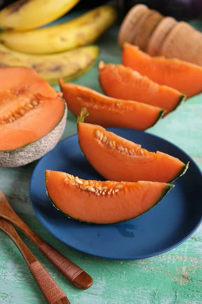 Plasterki Melona Organicznego Niebieskim Talerzu Zbliżenie Obraz Stockowy