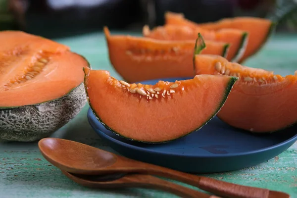 Melon Bio Tranché Sur Plaque Bleue Gros Plan Photos De Stock Libres De Droits