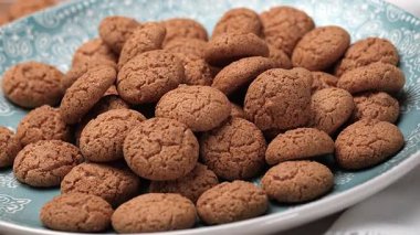 Mavi tabakta Amaretti di Saronno - yakın plan - geleneksel İtalyan hamur işi ürünü