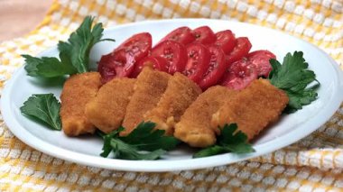 Domatesli ve sebzeli balık çubukları. Yaklaş.