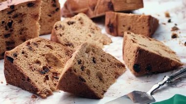 Panettone çikolatalı dilimler - geleneksel İtalyan hamur işi ürünü - yakın plan