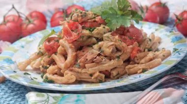 Uskumru ve domatesli kepekli makarna. Yakın plan.
