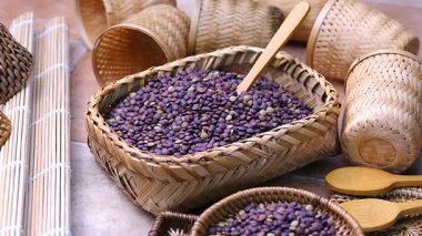Sepette mercimek yığını var. Yakın çekim.