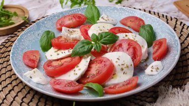 İtalyan salatası mozzarella peyniri ve domates - yakın çekim