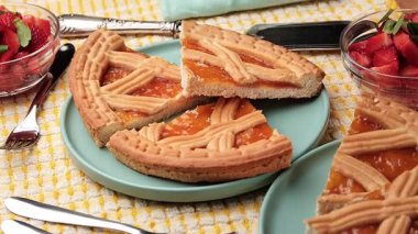 Kahvaltı için kayısılı tart dilimleri. Yakın plan.