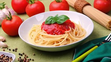 Domates soslu spagetti tabağı - geleneksel İtalyan mutfağı - yakın çekim