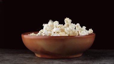 Patlamış mısır yığını kaseye döküldü. Yakın plan.