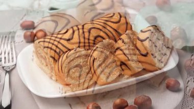 Fındık kremalı kek rulosu. Yakın plan.