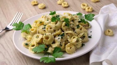 Parmesanlı tortellini - geleneksel İtalyan mutfağı tarifi - yakın plan
