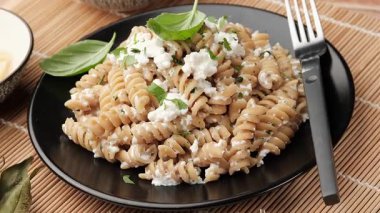 Siyah tabakta ricotta soslu makarna. Yakın plan.