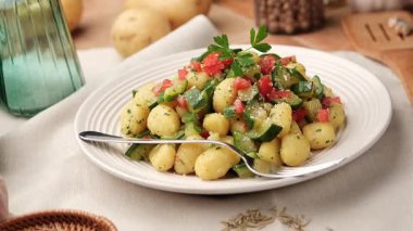 Kabaklı ve domatesli patates gnocchi. Yakın plan.