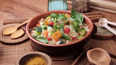 Türlü sebzelerle kuskus - geleneksel Kuzey Afrika tarifi - yakın çekim