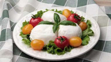 Buffalo mozzarella - geleneksel İtalyan süt ürünü - yakın çekim