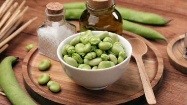 Beyaz kasedeki taze fasulye yığını. Yakın plan.