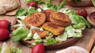 Havuçlu ve kabaklı vejetaryen hamburgerler. Yakın plan.