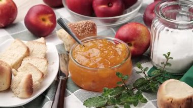 Cam kasede şeftali reçeli. Yakın plan.