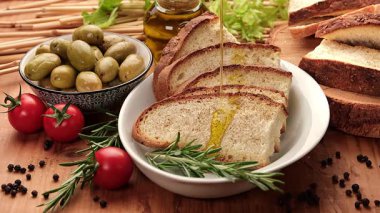 Ekmeğin üzerine zeytinyağı dök. Yakın çekim.