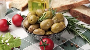 Biberiye aromalı zeytinler. Yakın plan.