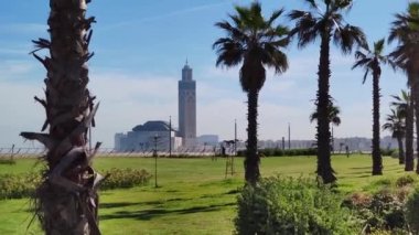 Hassan II Camii 'nin gündüz vakti Casablanca, Fas' taki parktan görünüşü.