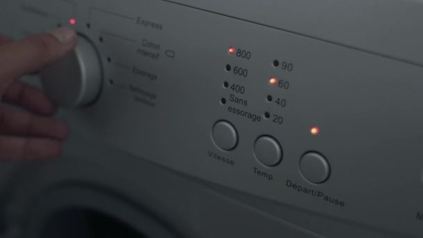 人在洗衣机上选择循环程序的闭合 手指按下开关使洗衣机工作 家用电器 — 图库视频影像
