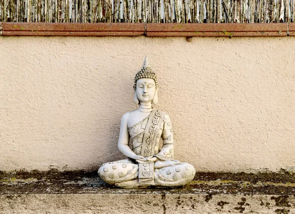 Una Figura Buda Exterior Una Terraza Tranquilidad Lugar —  Fotos de Stock