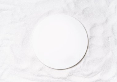 Kumsalda yuvarlak bir sahne. Kozmetik ürün sunumu ya da paket reklamı için doğal kaide. Reklam için çember oluşturun. Üst Manzara. Boşluğu kopyala.