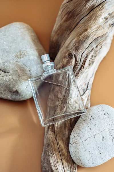 Przezroczysta Butelka Perfum Starzejącym Się Drewnianym Haczyku Kamieniach Perfumy Koncepcją — Zdjęcie stockowe