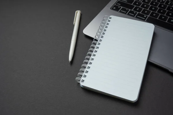 Spirálový Zápisník Prázdnými Bílými Papírovými Listy Notebooku Pera Pohled Nahoru — Stock fotografie