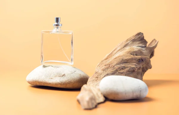 Przezroczyste Butelki Perfum Starzejące Się Drewniane Szkło Kamienie — Zdjęcie stockowe