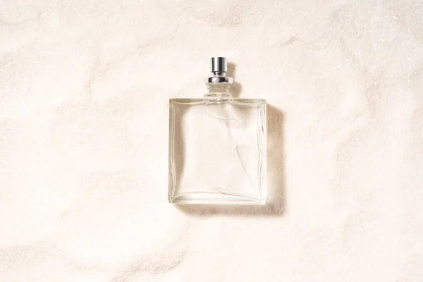 Perfumeria Letnia Koncepcja Zapachu Przezroczystą Pustą Butelką Perfum Leżącą Piaszczystej — Zdjęcie stockowe