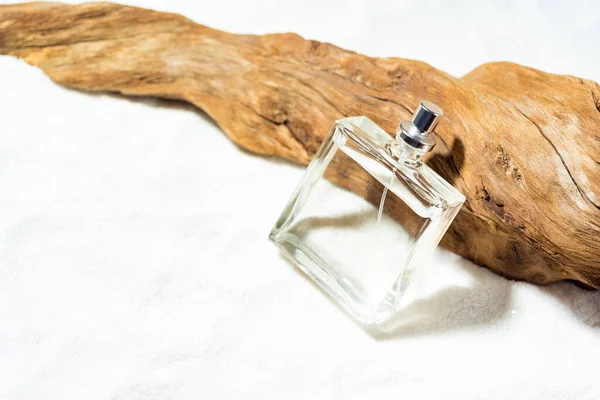 Perfumeria Przezroczysta Butelka Perfum Piasku Pobliżu Drewnianego Haczyka Przestrzeń Kopiowania — Zdjęcie stockowe