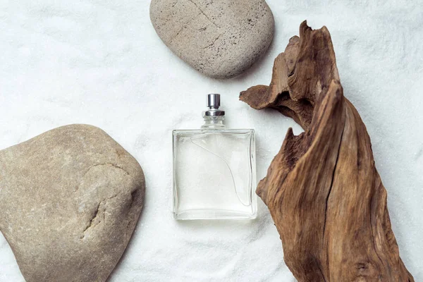 Parfüm Çürümüş Ahşap Çıkmazın Taşların Yanındaki Kumdaki Şeffaf Parfüm Şişesi — Stok fotoğraf