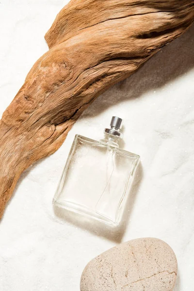 Parfüm Çürümüş Ahşap Çıkmazın Taşın Yanındaki Kumdaki Şeffaf Parfüm Şişesi — Stok fotoğraf