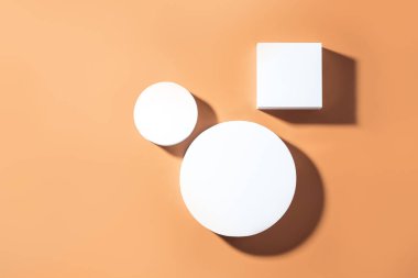 Ürün sunumu için yuvarlak ve kare düz podyum boş yatıyordu. Üst Manzara. Boşluğu kopyala.