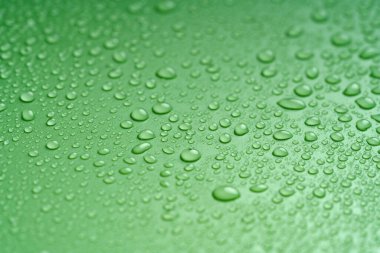 Su yeşil zemine makro damlalar.