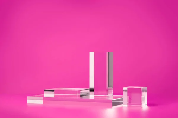 Glaspiedestal För Produktpresentation Tillverkad Med Glas Geometriska Former Rosa Bakgrund — Stockfoto