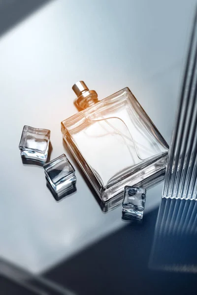 Stylowa Kompozycja Męską Butelką Perfum Szklanym Stole Luksusowa Atmosfera Fotografia — Zdjęcie stockowe