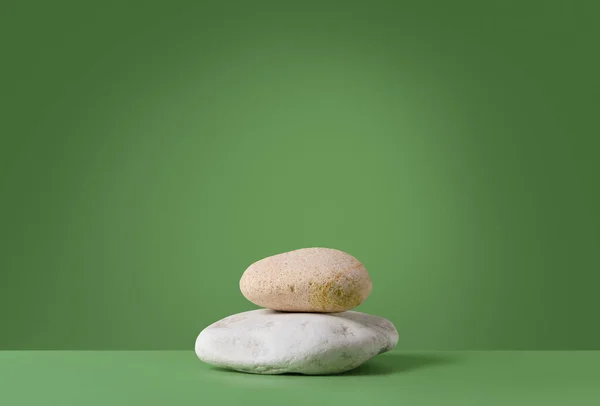 Scena Makowa Kamieniami Zielonym Tle Naturalny Postument Prezentacji Produktów Kosmetycznych — Zdjęcie stockowe