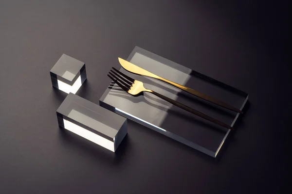 Haute Cuisine Concept Met Een Gouden Bestek Een Glazen Podium — Stockfoto
