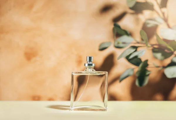 Przezroczysta Butelka Perfum Śródziemnomorskim Tle Widok Przodu — Zdjęcie stockowe